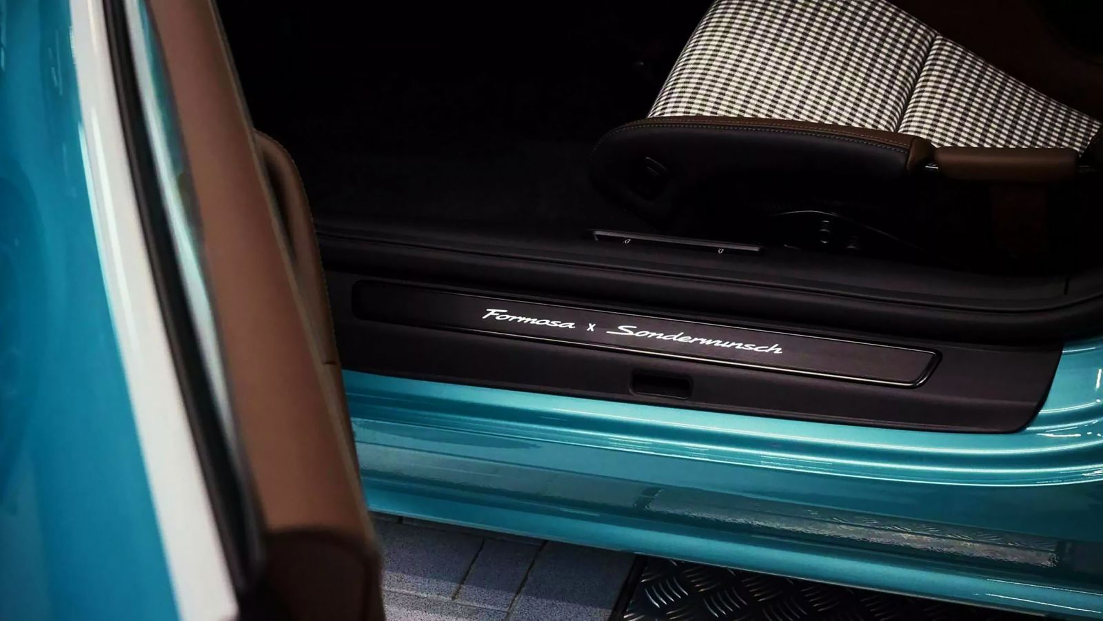 Porsche 911 Carrera T Door Entrance Design