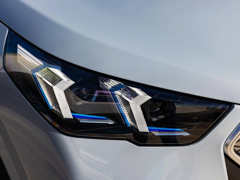 BMW changes the face of the range in 2026: More kilometers for electric cars, new colors and a new logo