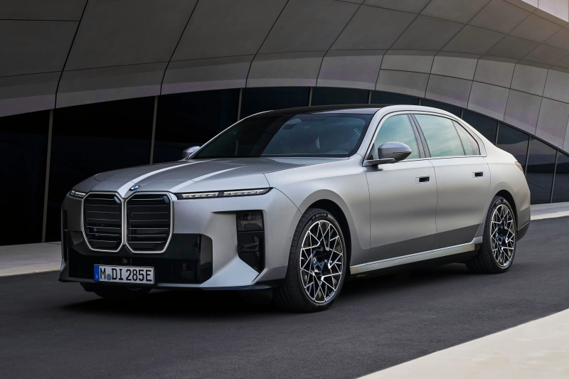 BMW a dezvăluit noul i7 2027: Limuzina care face saltul către 8K, Dolby Atmos și autonomie record