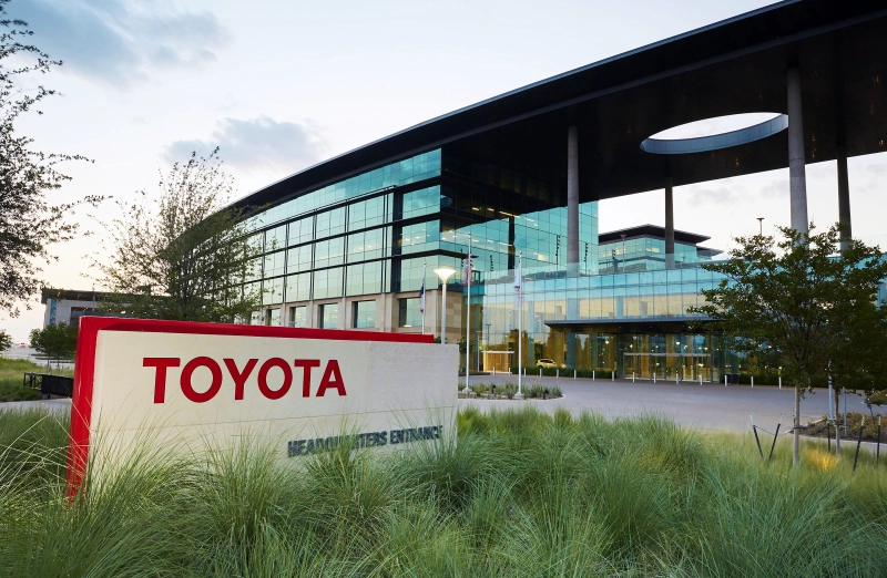 Toyota este afectată de războiul din Iran: Profit trimestrial redus la jumătate și pierderi globale de 4.3 miliarde de dolari