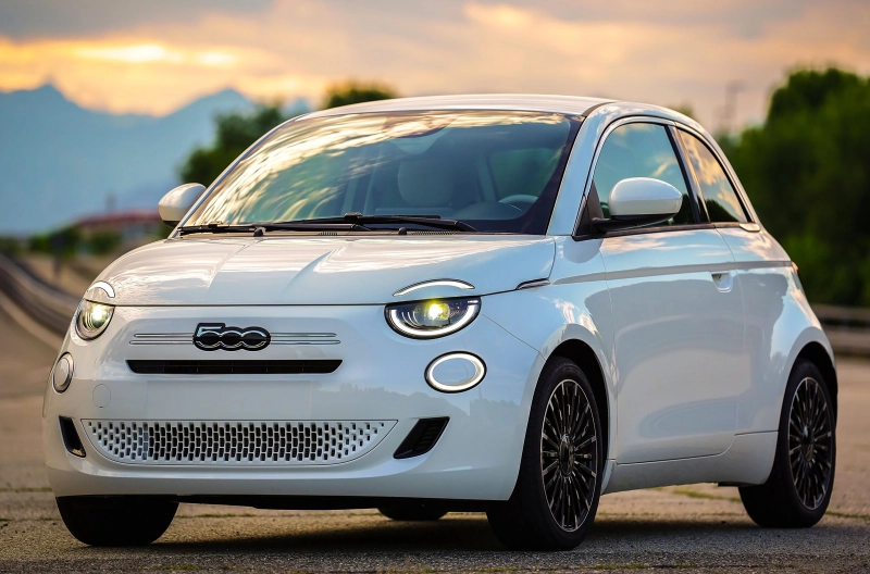 The new Fiat 500 Hybrid has officially debuted in Romania. Prices start at 21.900 euros