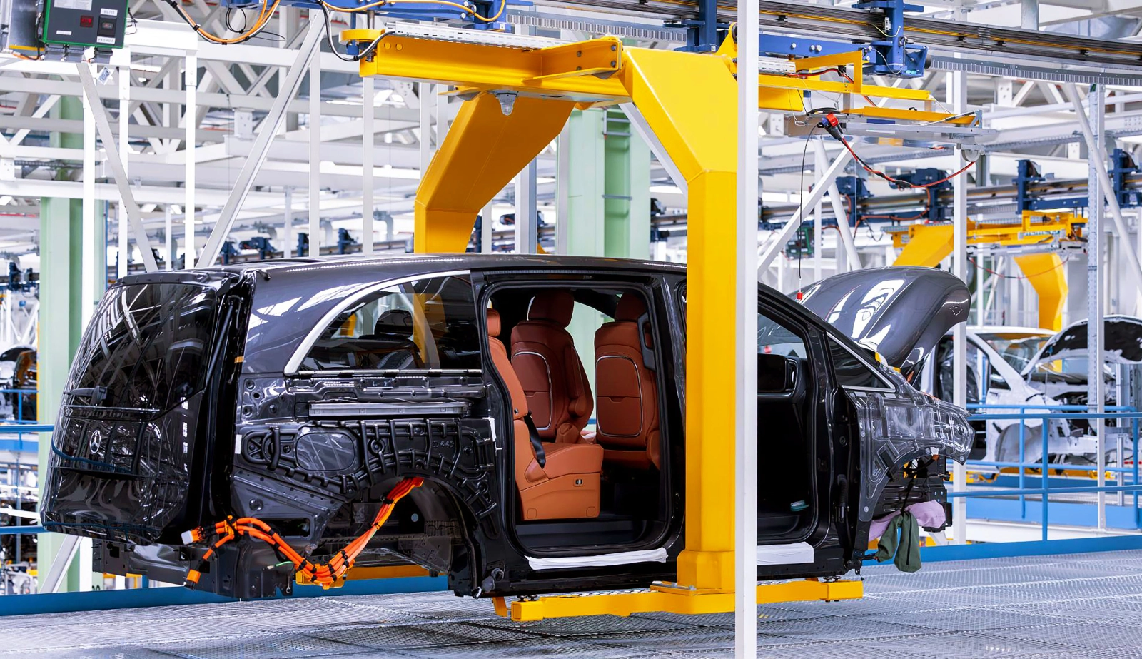 Noul Mercedes-Benz VLE electric a intrat în producție: Cât costă în România succesorul pe 800V al Clasei V