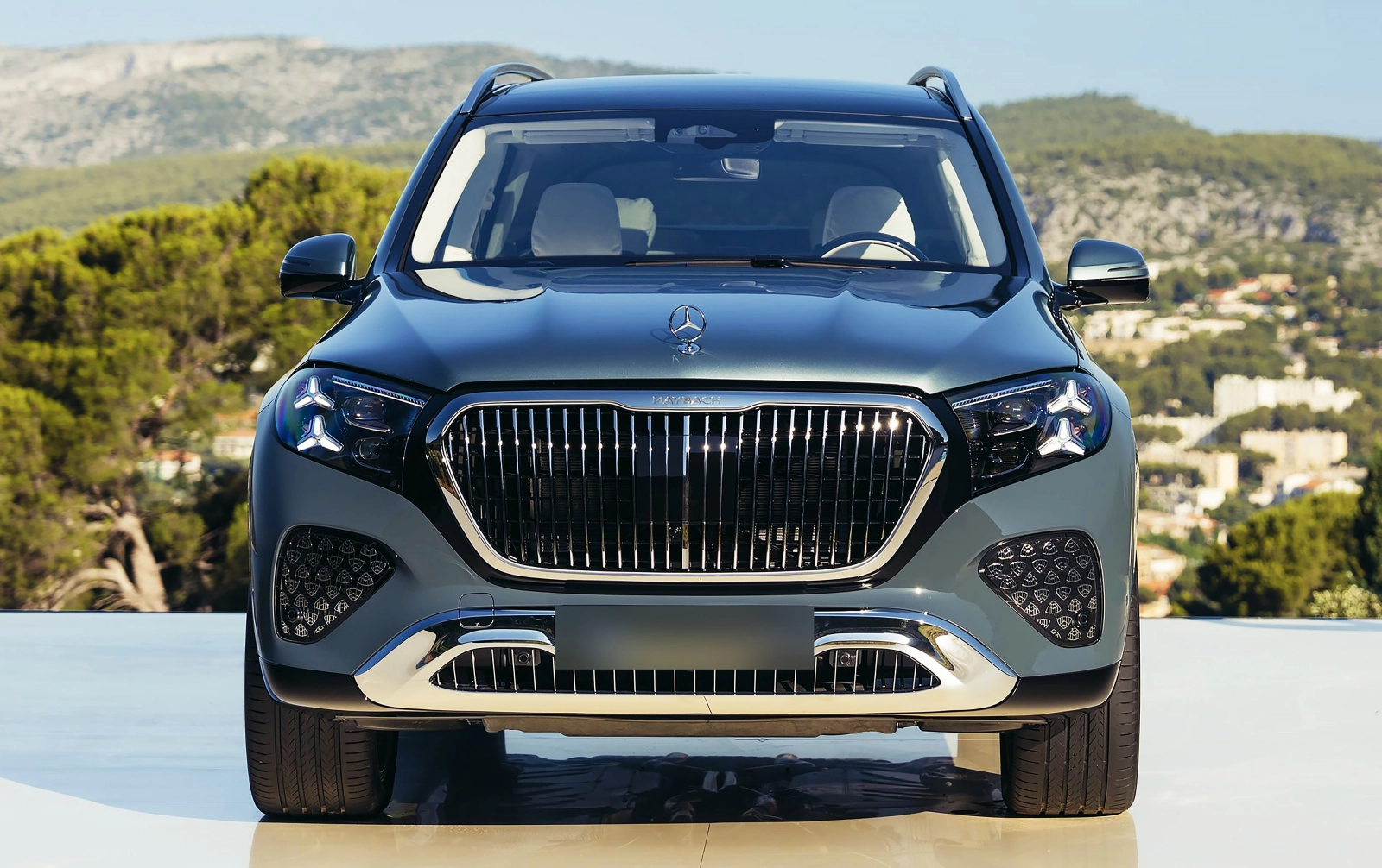 The new Mercedes-Maybach GLS 2027 has been launched. V8 mild-hybrid engine, rose-gold accents and extreme luxury