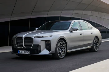 BMW a dezvăluit noul i7 2027: Limuzina care face saltul către 8K, Dolby Atmos și autonomie record