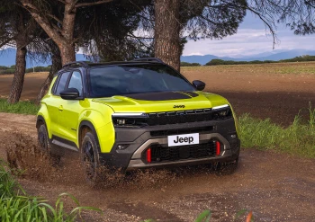 Noul Jeep Avenger 2027 a fost dezvăluit: Grilă iluminată, faruri LED Matrix și o ediție specială pentru 85 de ani de istorie