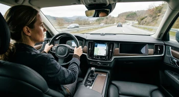 Un studiu auto arată că șoferii refuză ecranele inutile și preferă tehnologia care lucrează în fundal