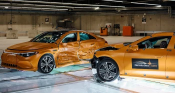 Mercedes-Benz a efectuat un test de impact inedit, două exemplare CLA puse la încercare într-o coliziune laterală la 56 km/h
